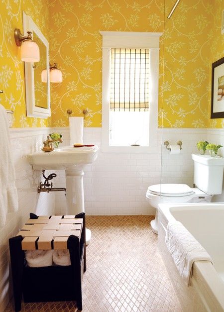 Sơn màu vàng cùng hoa văn mang vẻ đẹp cổ điển