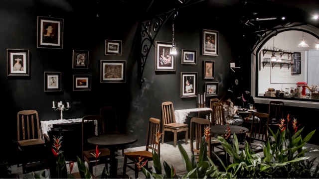 Không gian quán cafe huyền bí với màu Black Night