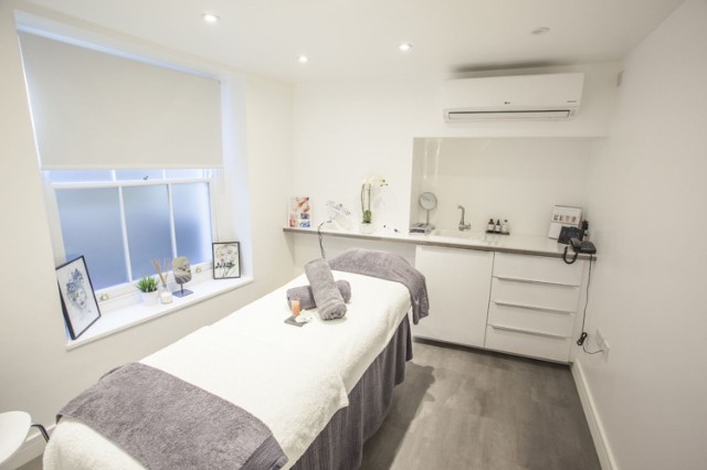 Thiết kế spa đơn giản, thanh lịch với mã màu White (BS 9012)