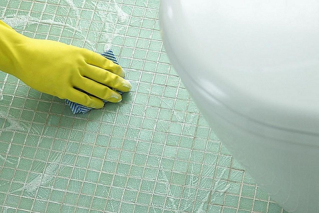 lau chùi thật kỹ, giữ sàn nhà vệ sinh khô ráo