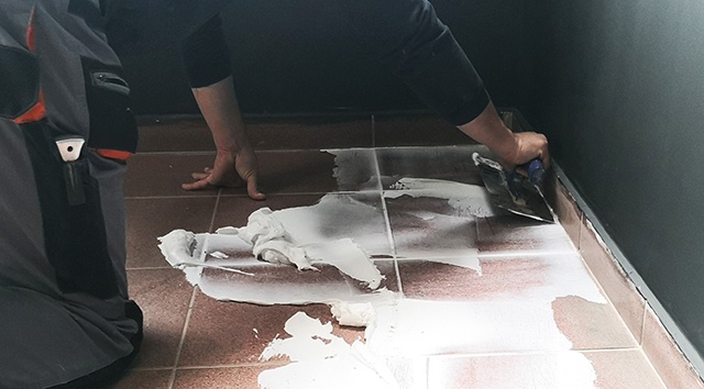 Sử dụng máy chà nhám hoặc giấy chà nhám