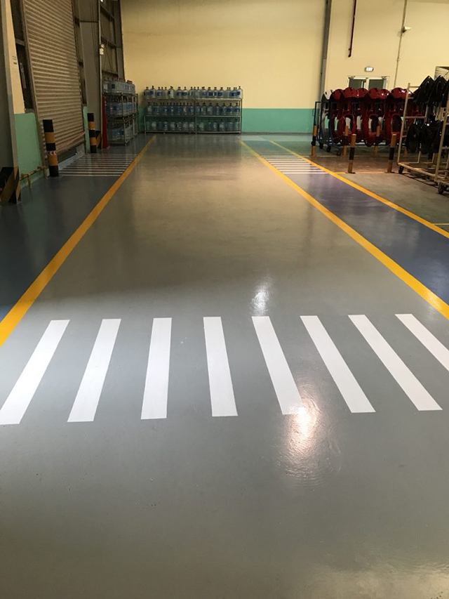 Sơn vạch đường để phân chia khu vực nhà xưởng.