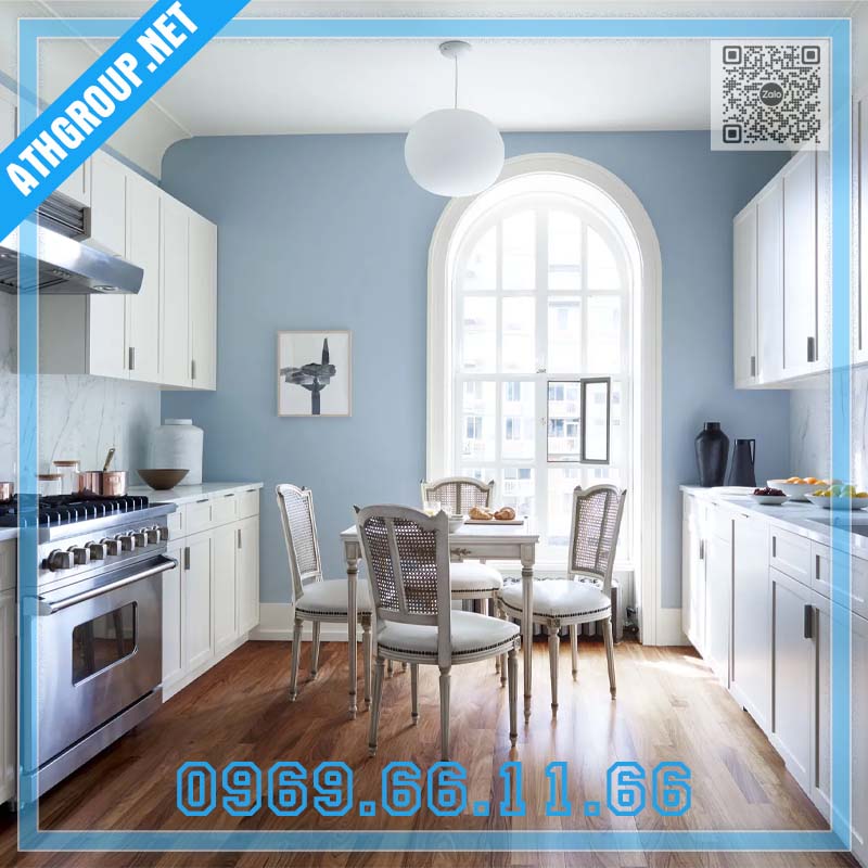 ATH Group đã sử dụng Parma Grey của Farrow & Ball trên một bức tường tạo điểm nhấn trong một căn hộ